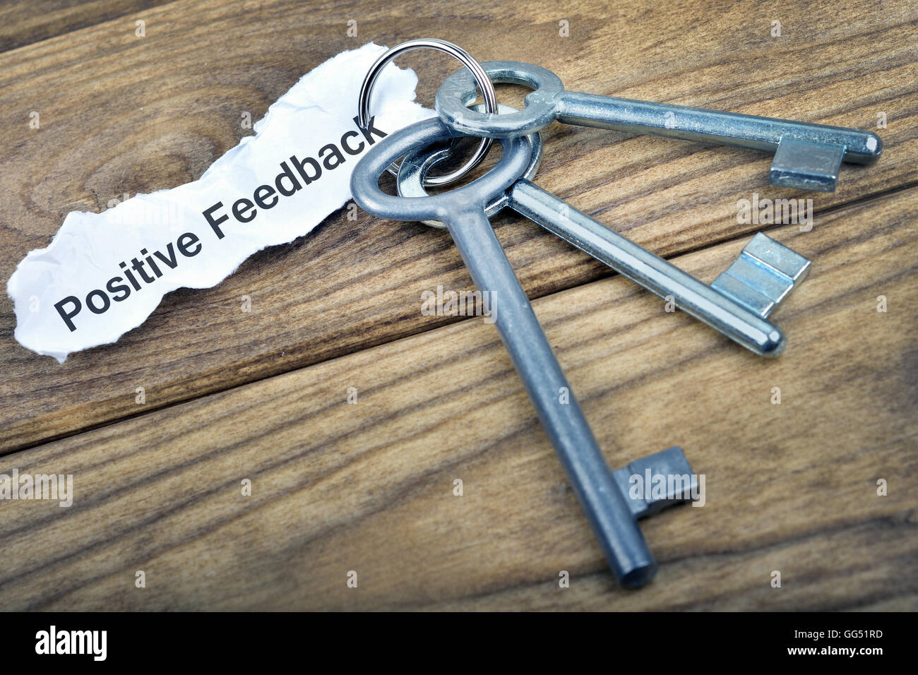 Tasto messaggio con feedback positivo sul tavolo di legno Foto Stock