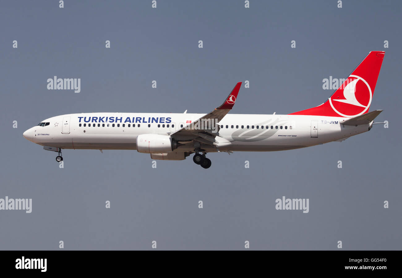 La Turkish Airlines Boeing 737-800 avvicinandosi a El Prat Aeroporto di Barcellona, Spagna. Foto Stock
