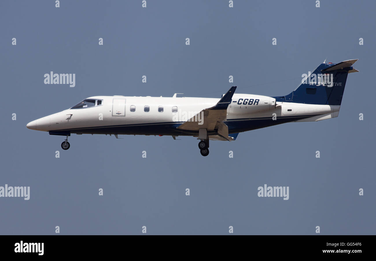 Learjet 55 Jet Executive avvicinamento all Aeroporto El Prat di Barcellona, Spagna. Foto Stock