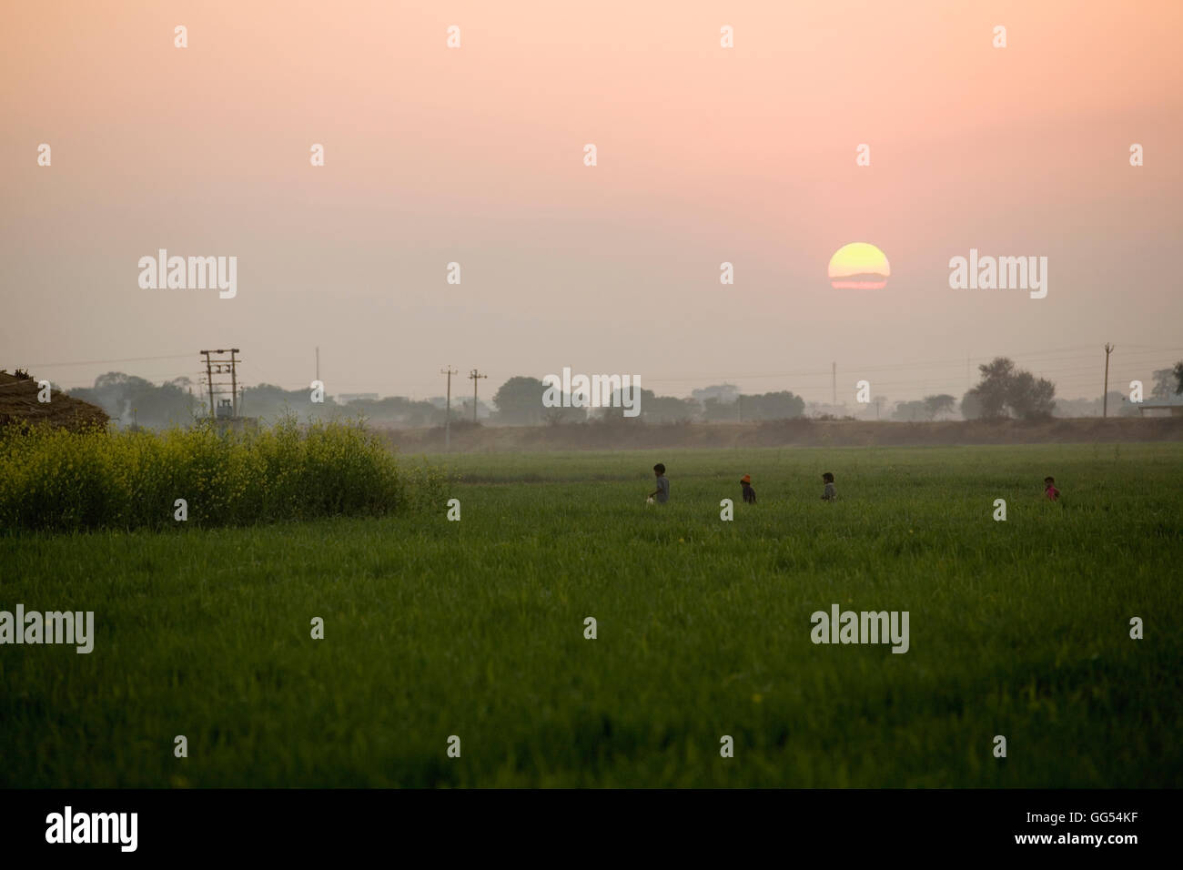 Un villaggio in scena al tramonto Foto Stock