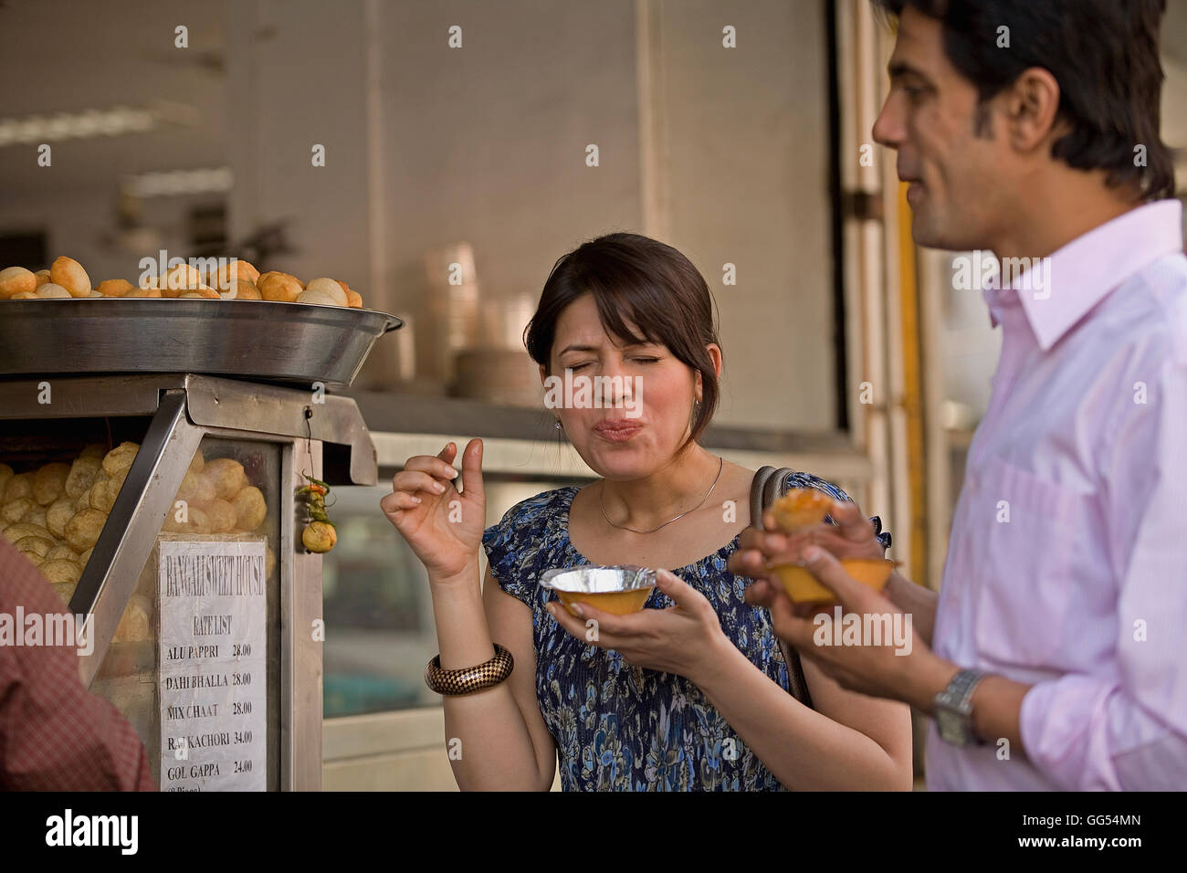 Uomo e donna con cibo di strada Foto Stock