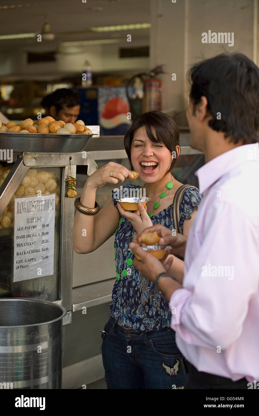 Uomo e donna con cibo di strada Foto Stock