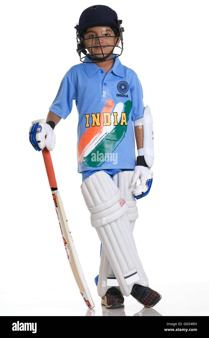 Un ragazzo in un cricketer corredo Foto Stock