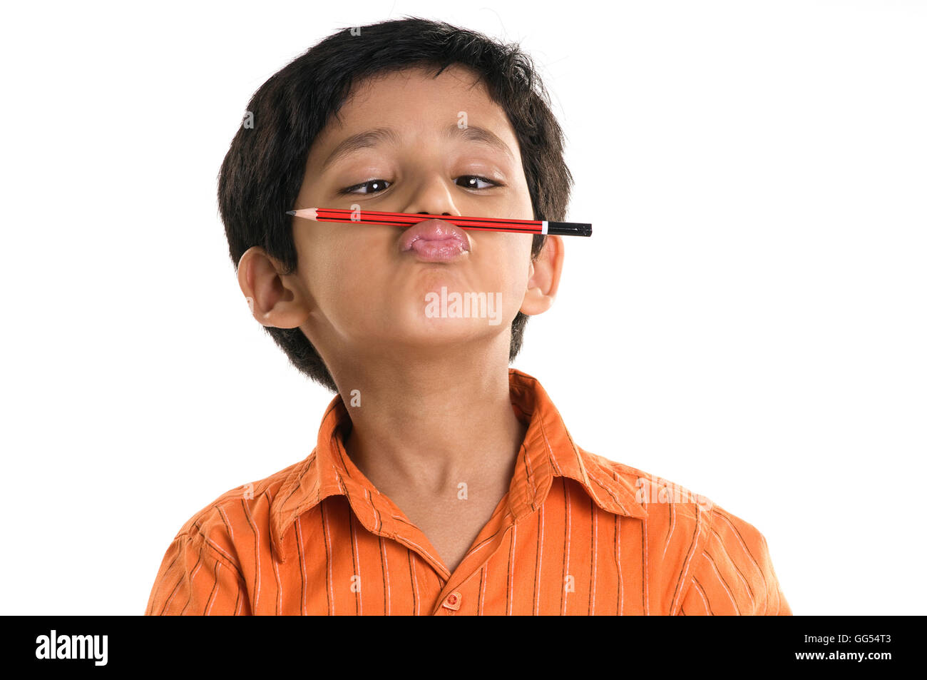 Un Ragazzo Con Una Matita Tra Il Naso E Le Labbra Foto Stock Alamy