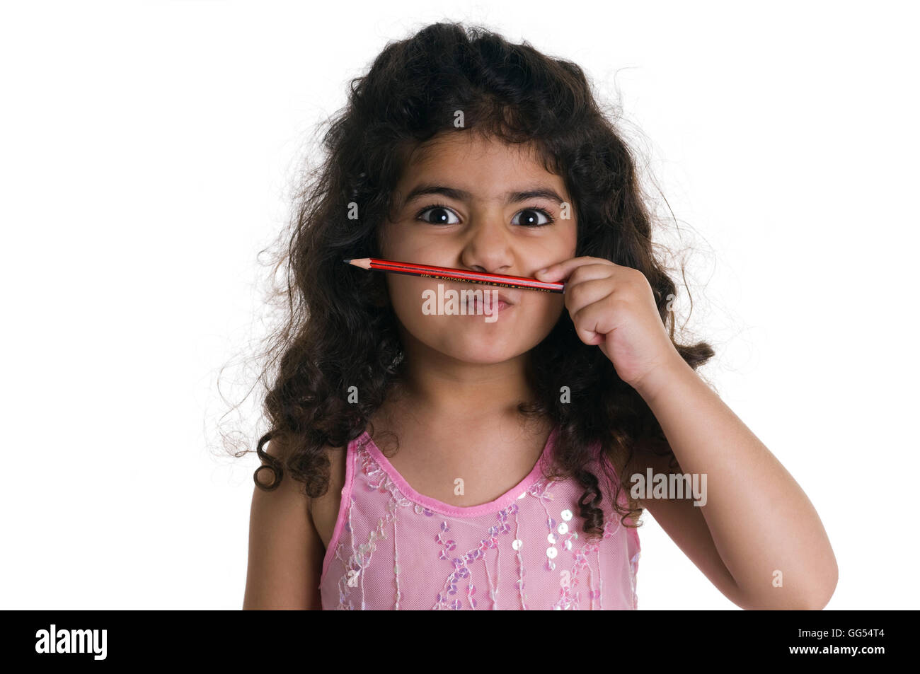 Una ragazza mette una matita tra la sua bocca e naso Foto Stock