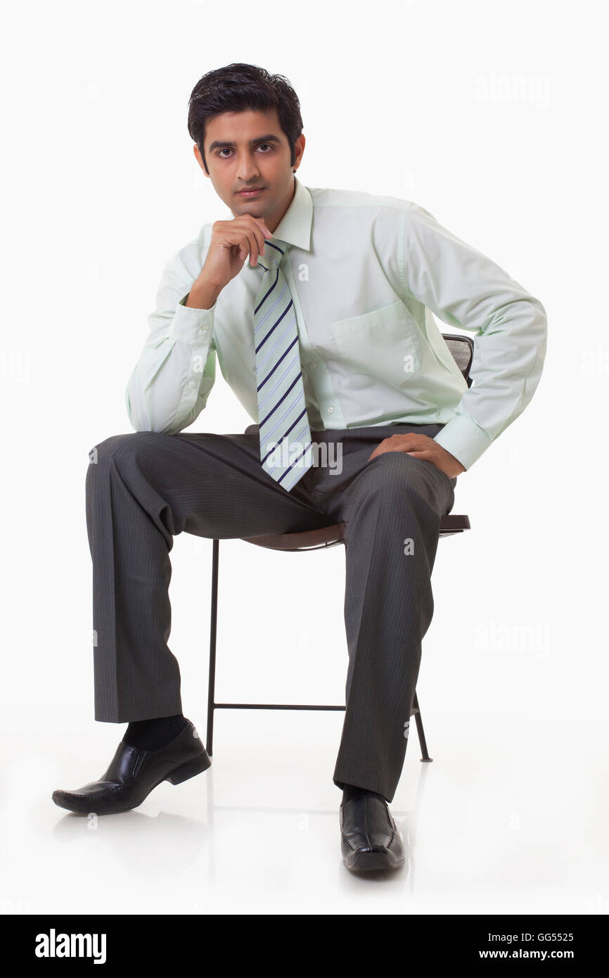 Ritratto di imprenditore fiducioso seduti su una sedia Foto Stock