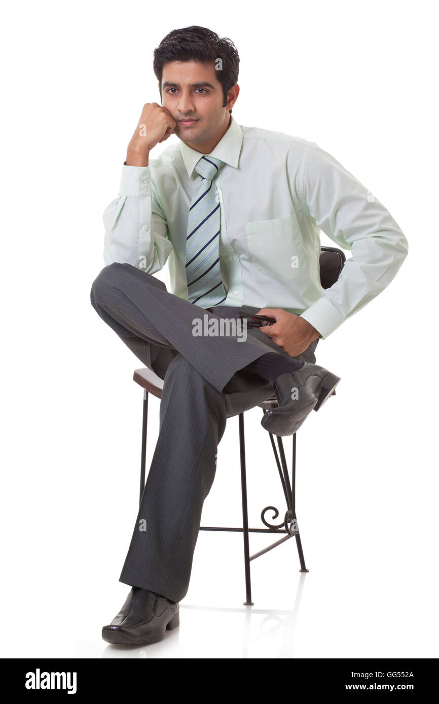 Smart maschio pensiero esecutivo su sfondo bianco Foto Stock