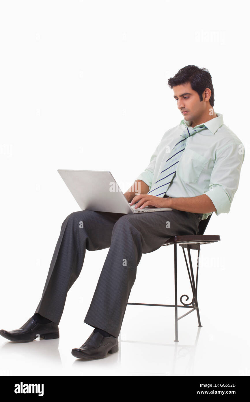 Imprenditore bello lavorare sul computer portatile Foto Stock