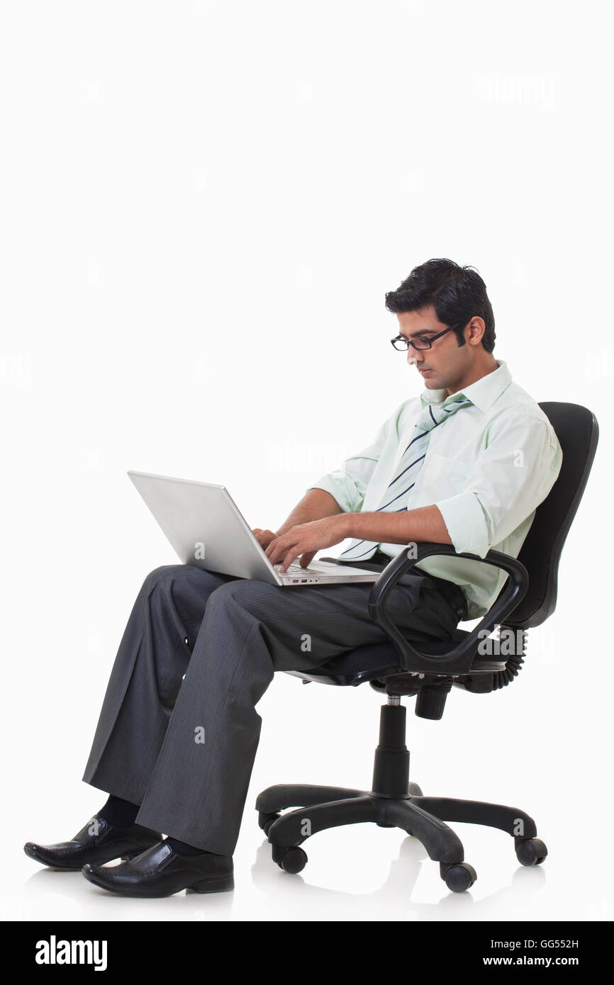 Bello executive maschio occupato a lavorare sul computer portatile Foto Stock