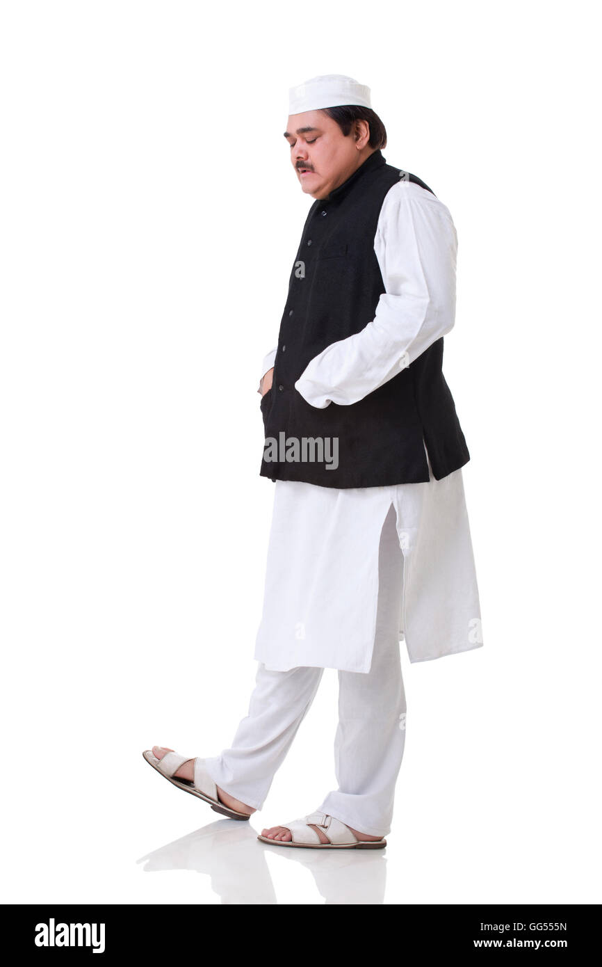 Candidato a piedi con gli occhi chiusi su sfondo bianco Foto Stock