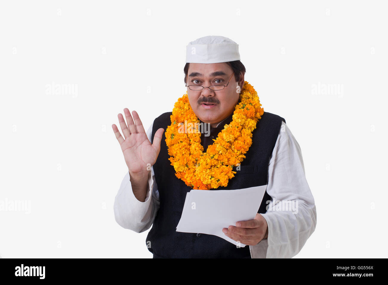 Ritratto di uomo politico tenendo il documento su sfondo bianco Foto Stock