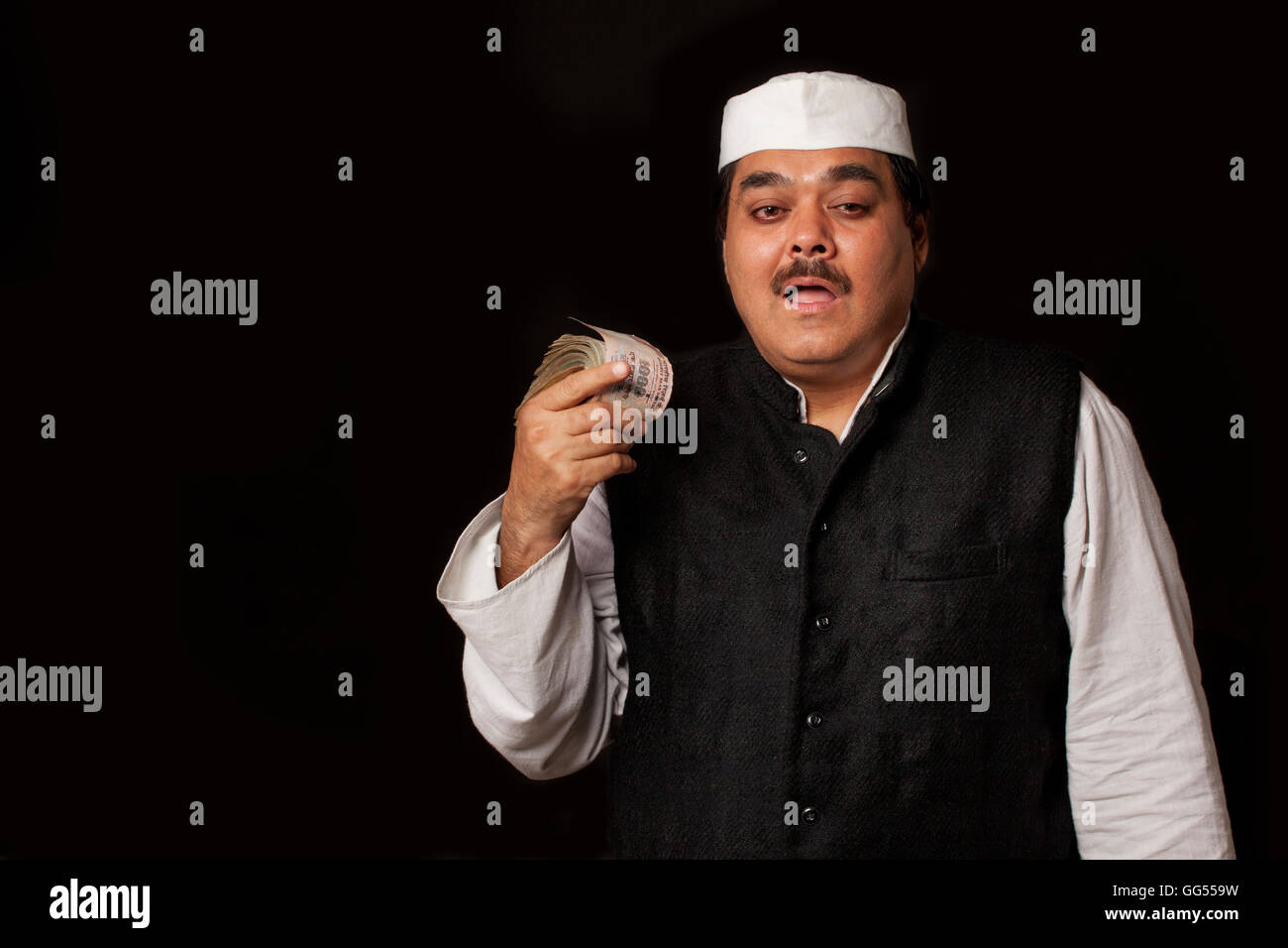 Ritratto di uomo politico indiano azienda valuta della carta Foto Stock