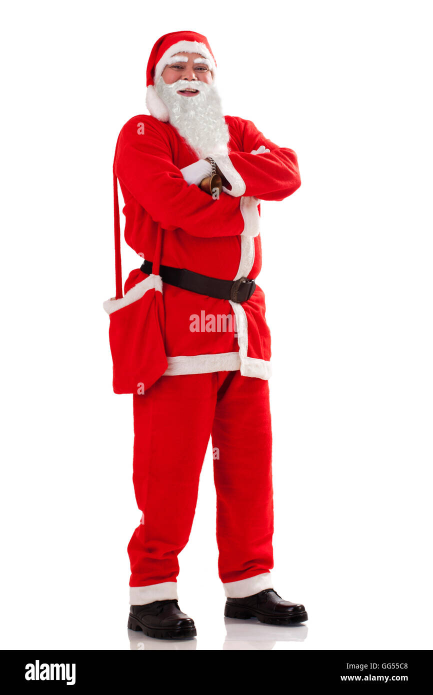 A piena lunghezza ritratto sorridente di Babbo Natale con i bracci ripiegati in piedi su sfondo bianco Foto Stock