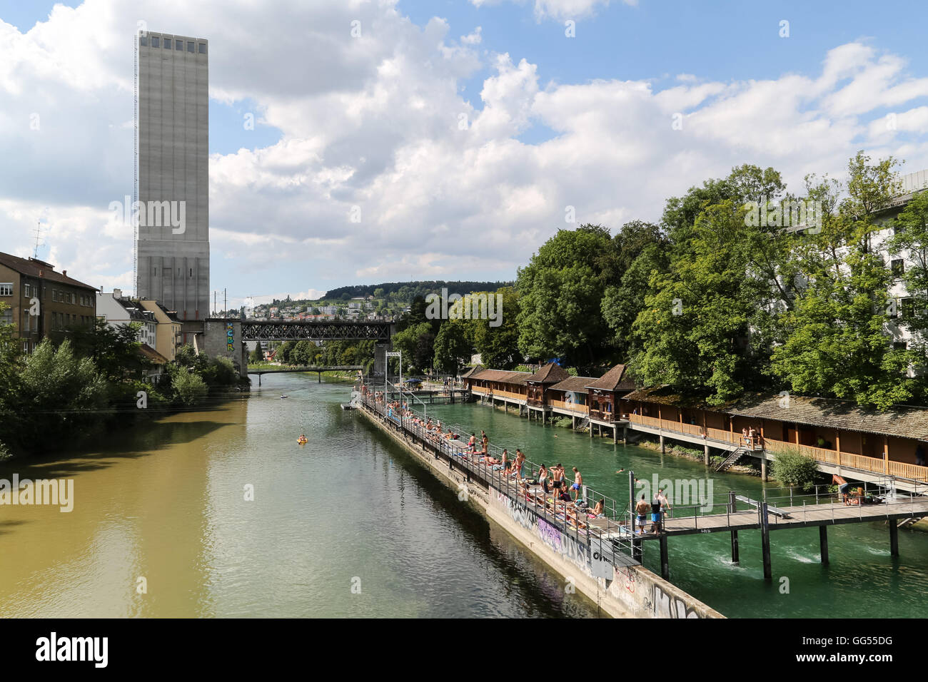 Persone godetevi il sole estivo accanto al fiume Limmat, in corrispondenza di Letten di Zurigo, Svizzera. Foto Stock