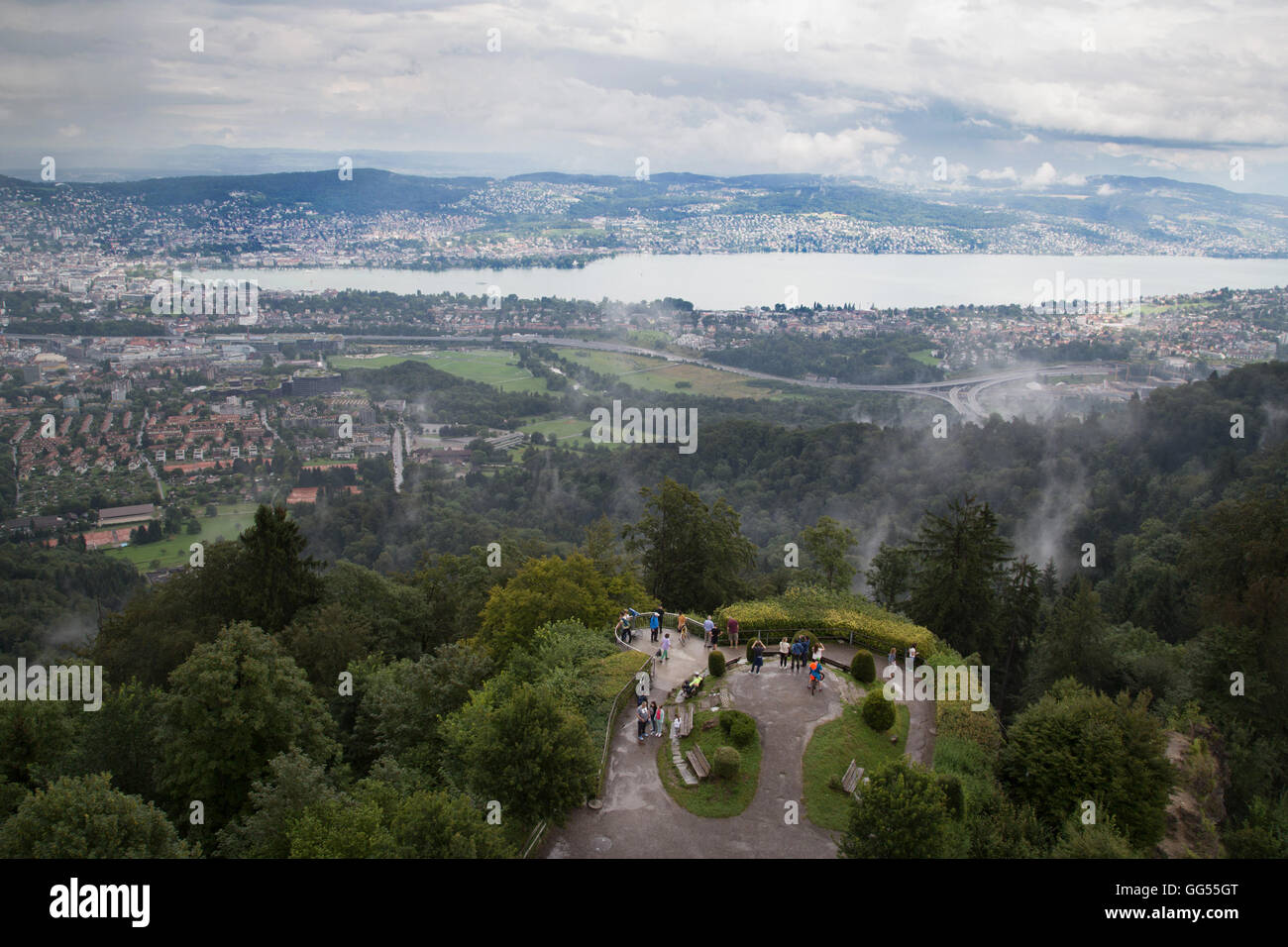 La vista sul lago di Zurigo e il centro di Zurigo dalla sommità del Üetliberg in Svizzera. Foto Stock