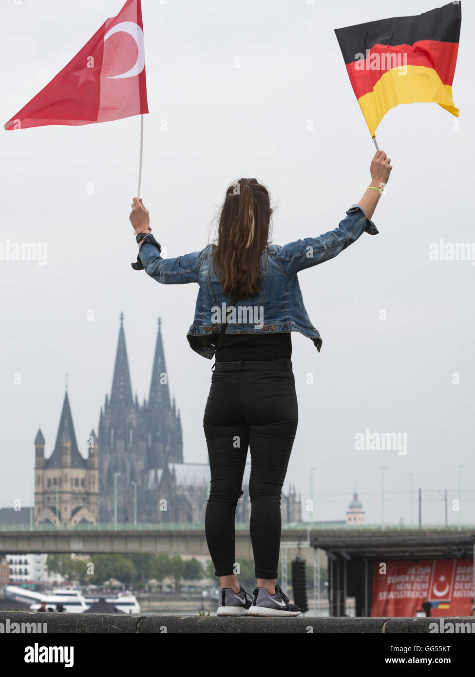 Donna che mantiene un tedesco e bandiera Turca con la cattedrale di Colonia, Kölner Dom sul retro, Colonia, Germania Foto Stock