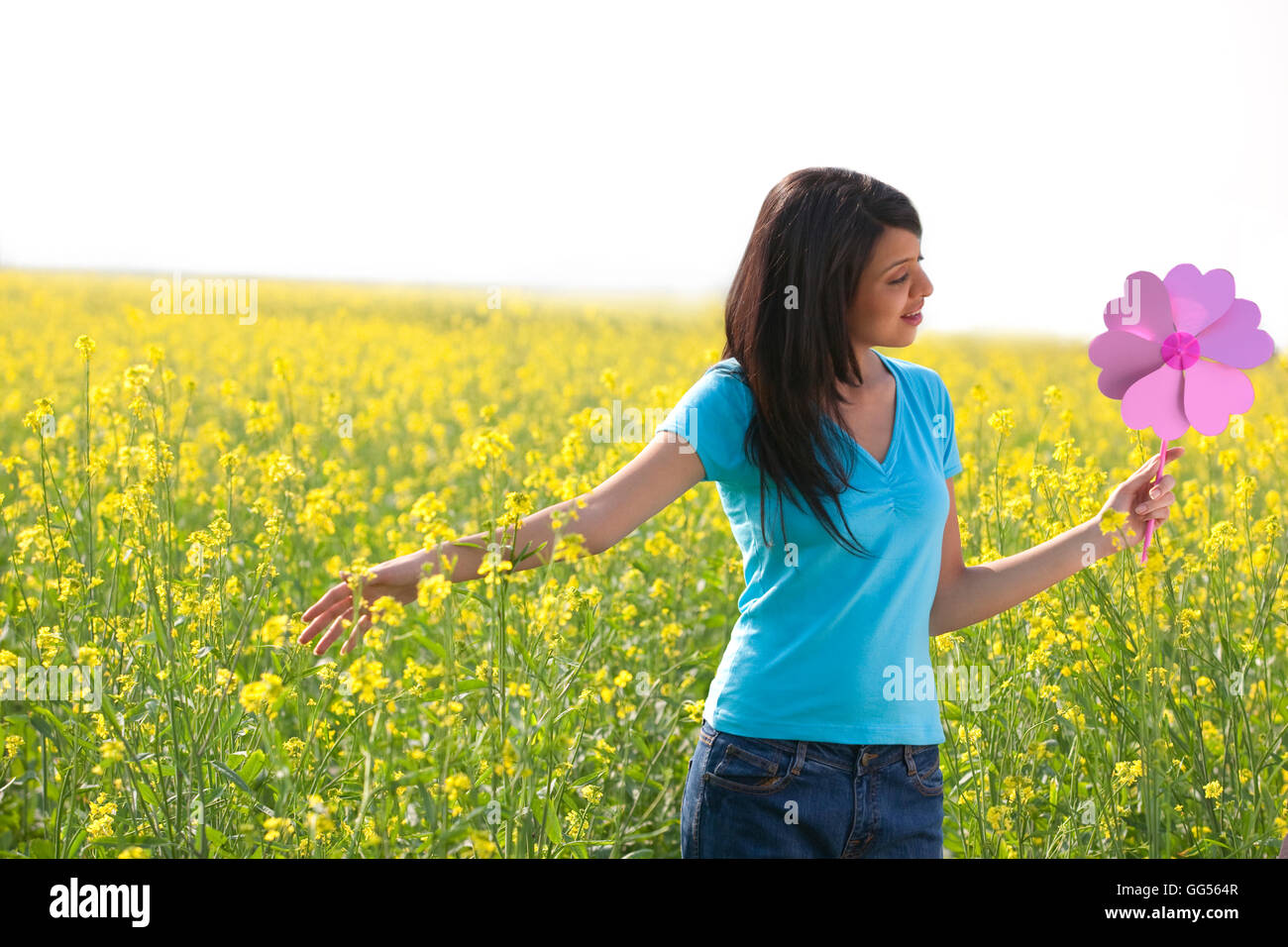 Donna che mantiene una girandola in un campo Foto Stock