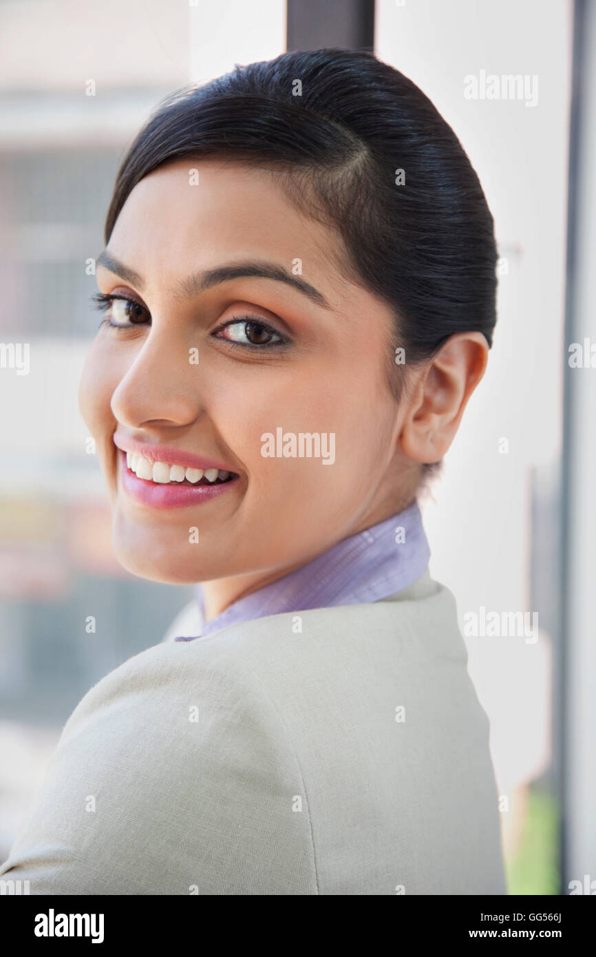Ritratto di bella imprenditrice sorridere mentre guardando la fotocamera Foto Stock