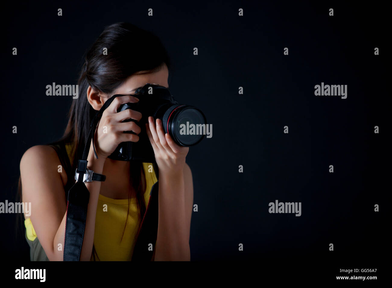 Close-up del giovane fotografo femmina scattare una fotografia Foto Stock