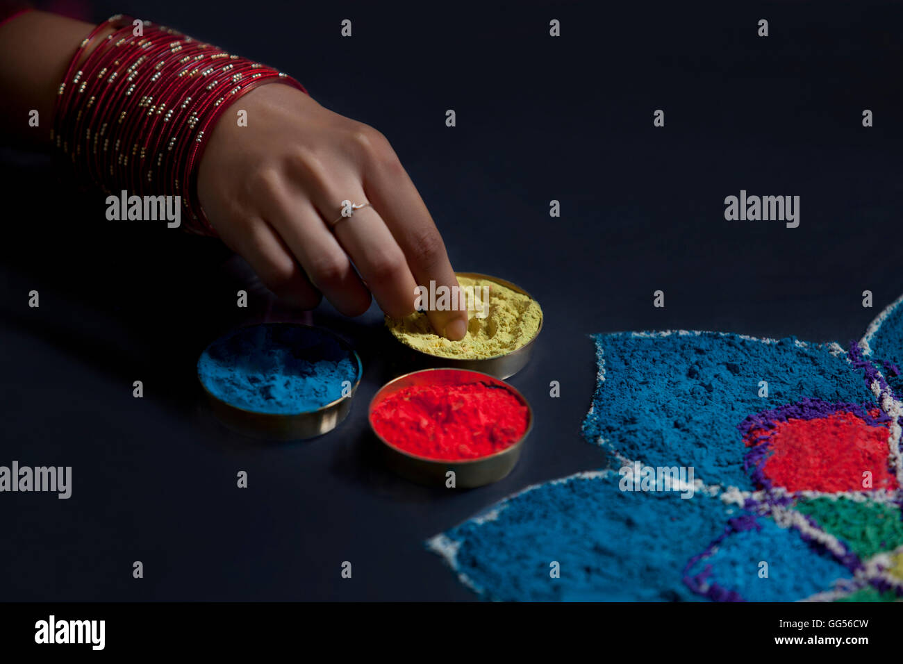 Close-up di rangoli e femmina la mano Foto Stock