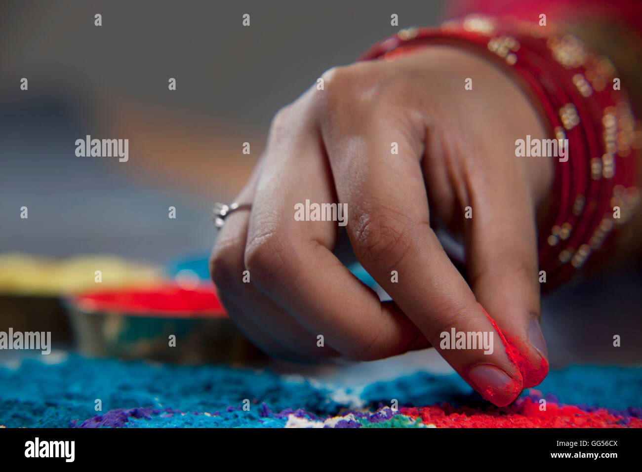 Immagine ritagliata della donna di mano rendendo rangoli Foto Stock