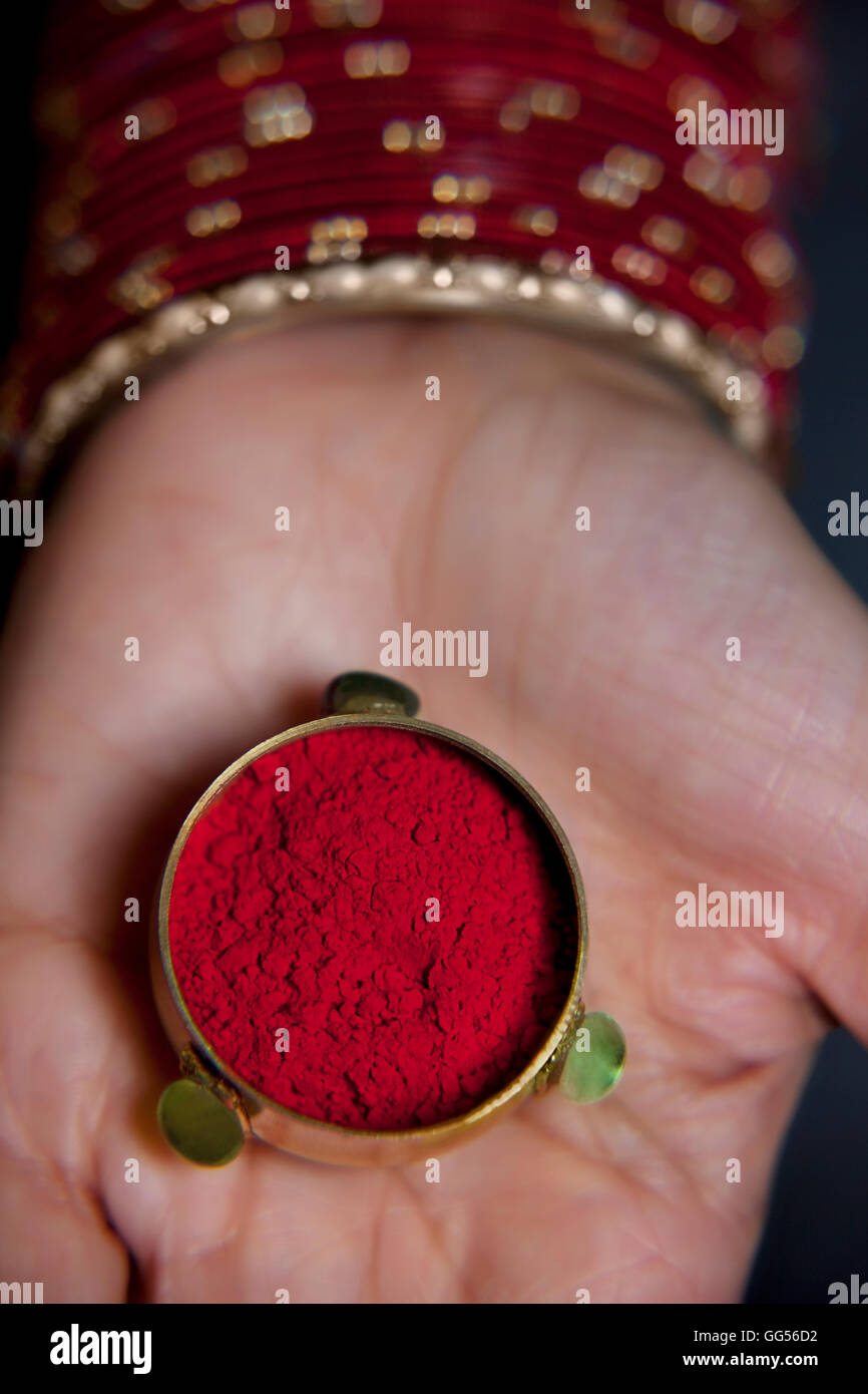 Close-up di sindoor sulla palma umana Foto Stock