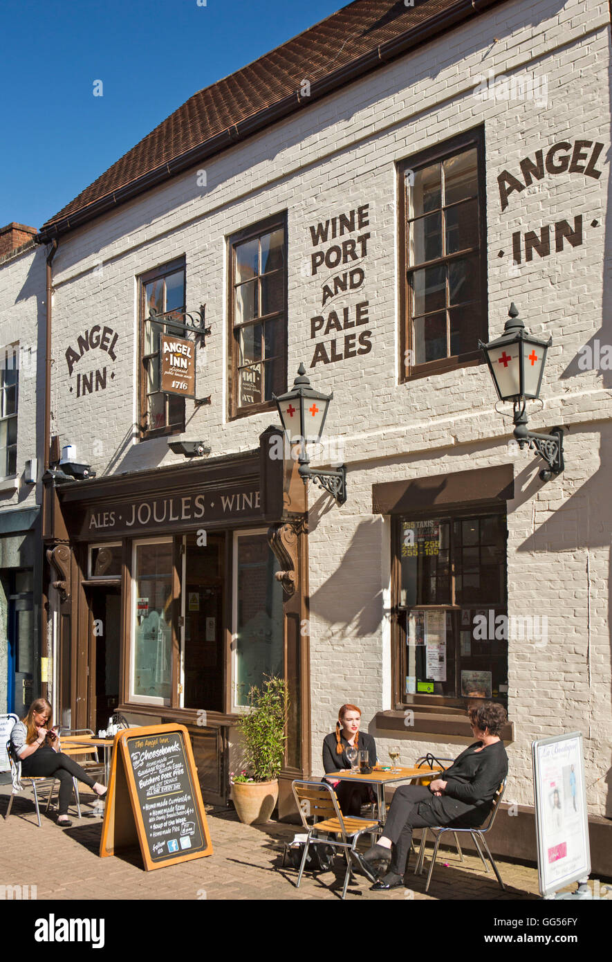 Regno Unito, Inghilterra, Staffordshire, Lichfield, Market Street, i clienti nella luce del sole al di fuori, Joule" birreria Angel Inn Foto Stock