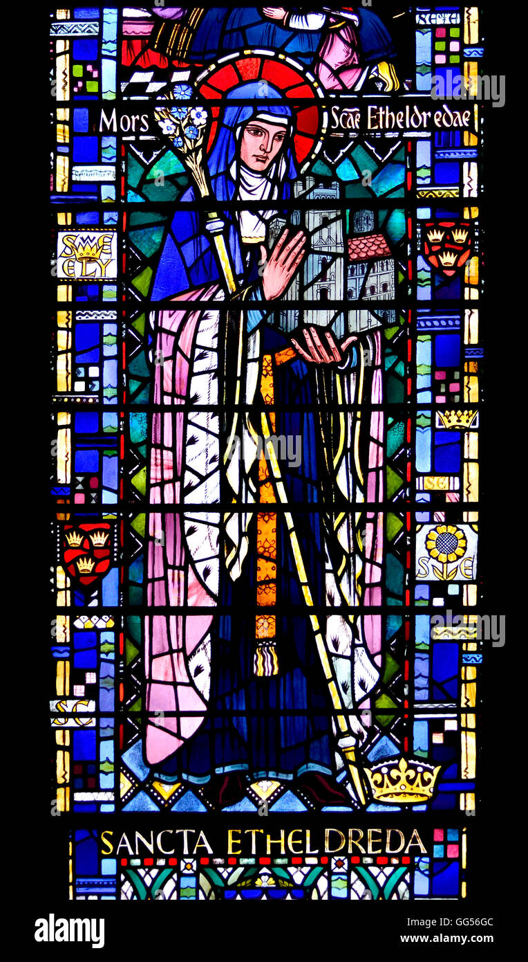 Londra, Inghilterra, Regno Unito. St Etheldreda la Chiesa in Ely Place, antica cappella dei vescovi di Ely. Finestra di vetro colorato: finestra orientale Foto Stock