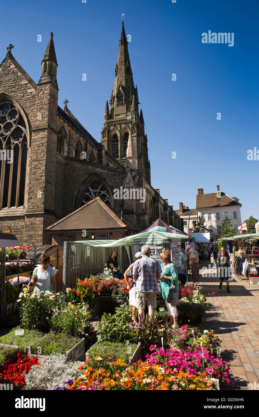Regno Unito, Inghilterra, Staffordshire, Lichfield, la piazza del mercato, mercato all'aperto in corso accanto a St Mary Foto Stock