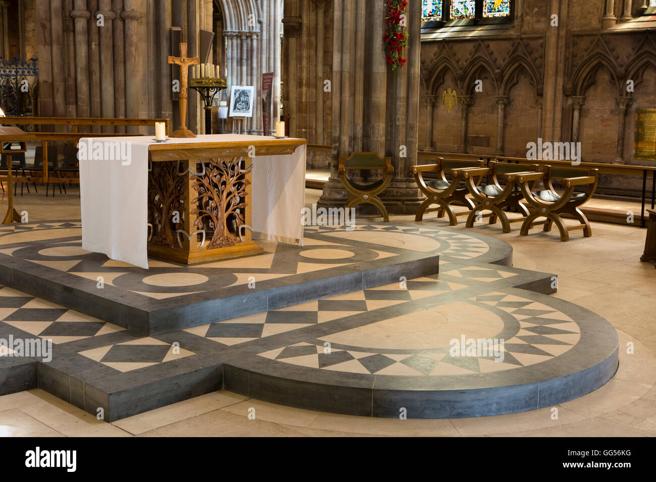 Regno Unito, Inghilterra, Staffordshire, Lichfield Cathedral, nuovo mobile altare della navata Foto Stock