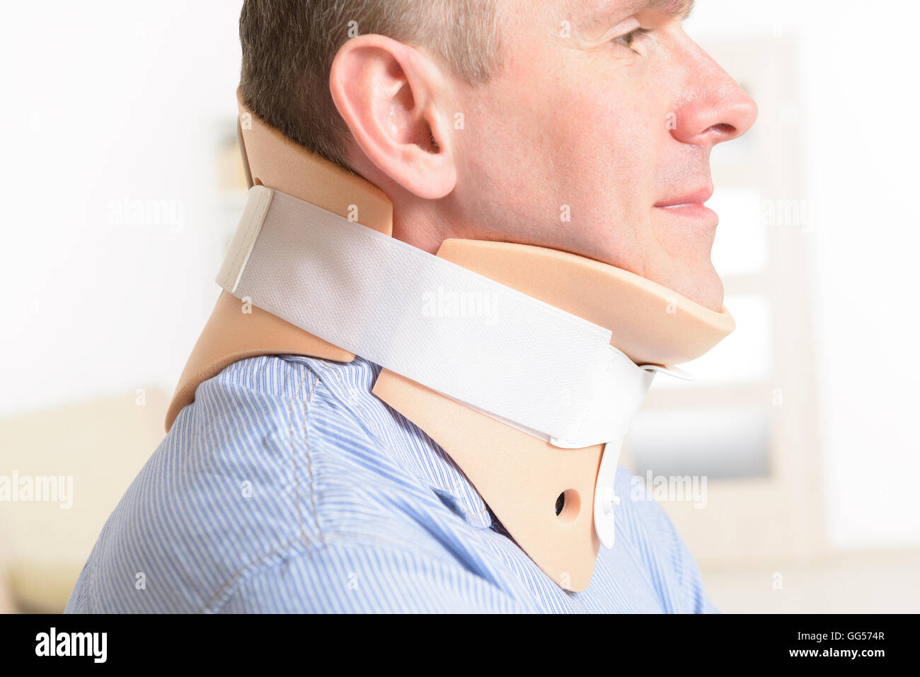 Uomo con un intervento chirurgico collare cervicale che soffrono di dolore  al collo Foto stock - Alamy