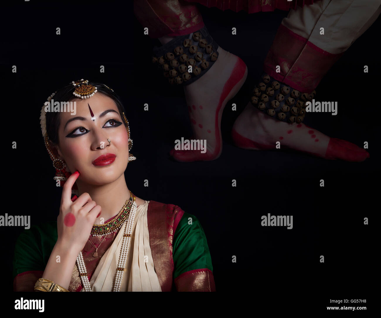 Riflessivo danzatrice Bharatanatyam su sfondo nero Foto Stock