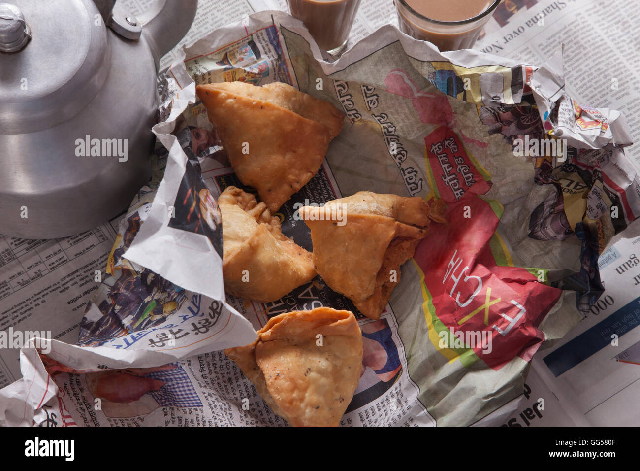 Direttamente sopra il colpo di freschi samosa e bollitore per il tè sul tavolo Foto Stock