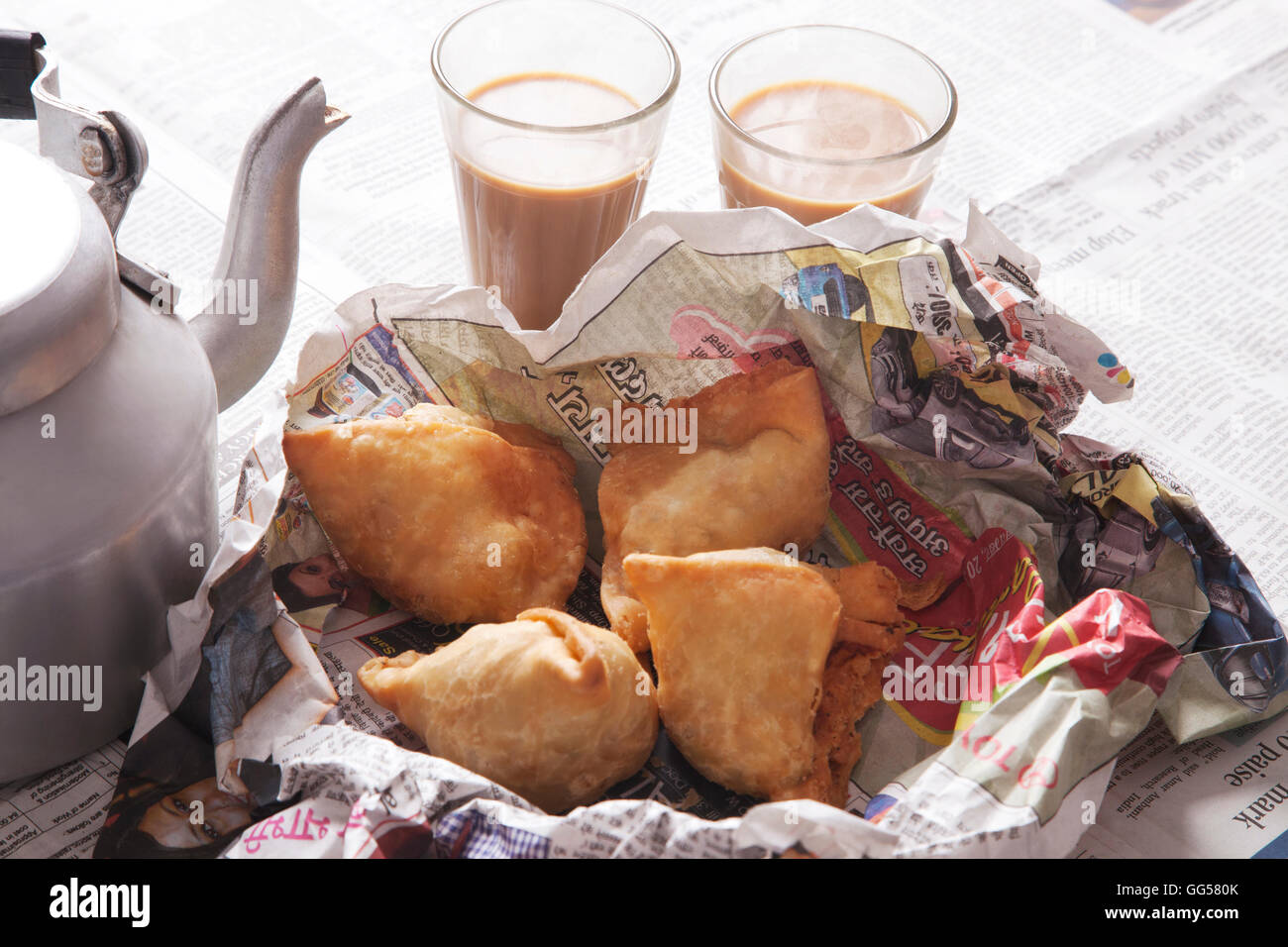 Angolo di alta vista di freschi samosa e tè caldo sul tavolo Foto Stock