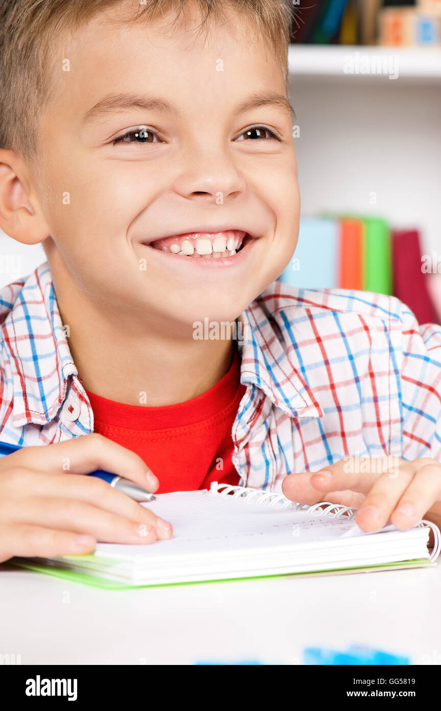 Ragazzo facendo i compiti di scuola Foto Stock
