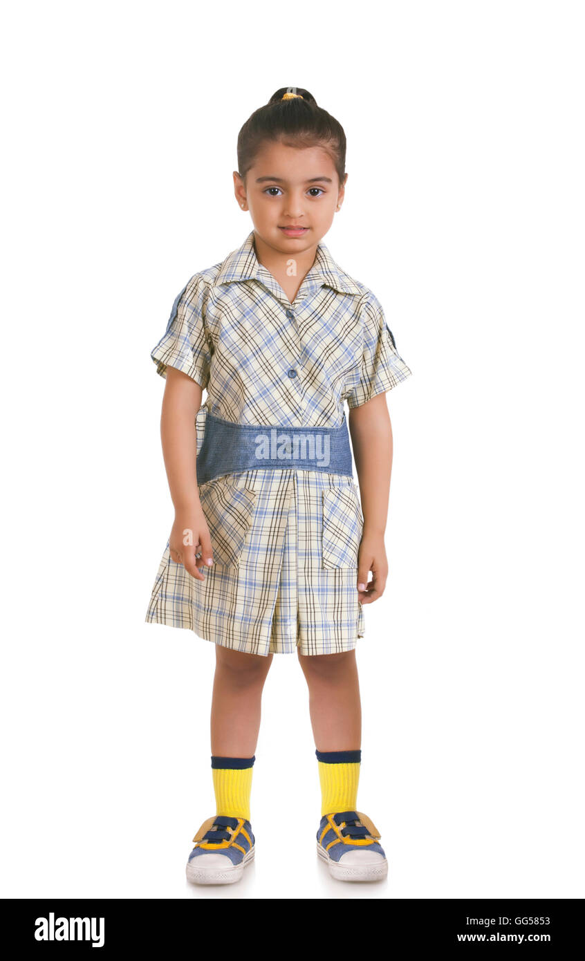 A piena lunghezza ritratto della ragazza che indossano uniformi scolastiche contro uno sfondo bianco Foto Stock