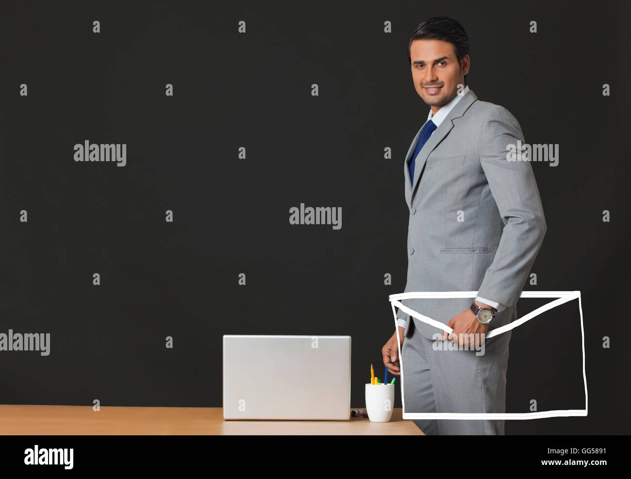 Generati digitalmente immagine del commerciante indiano holding e-busta in ufficio Foto Stock