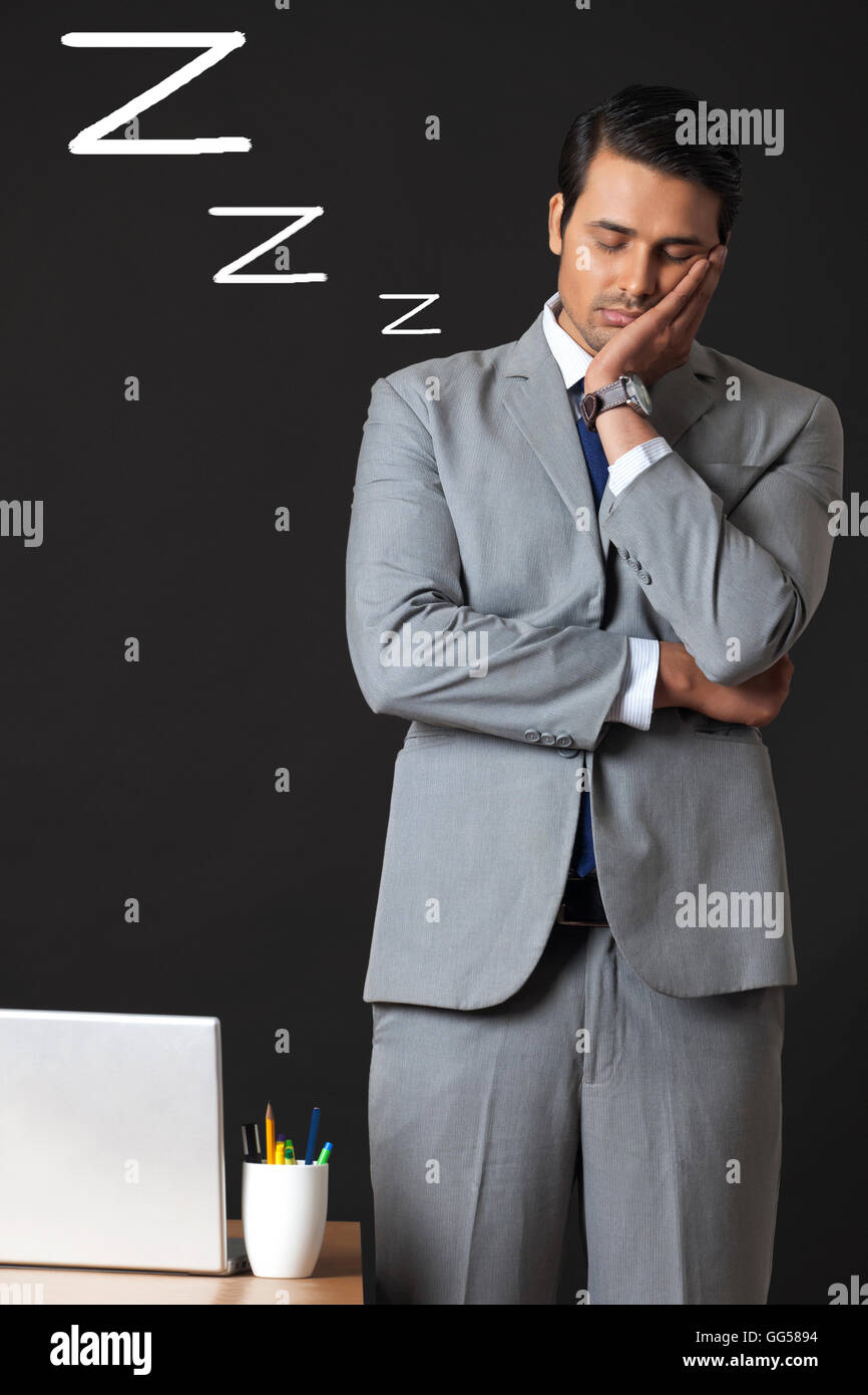 Generati digitalmente immagine del giovane imprenditore dormire in ufficio Foto Stock