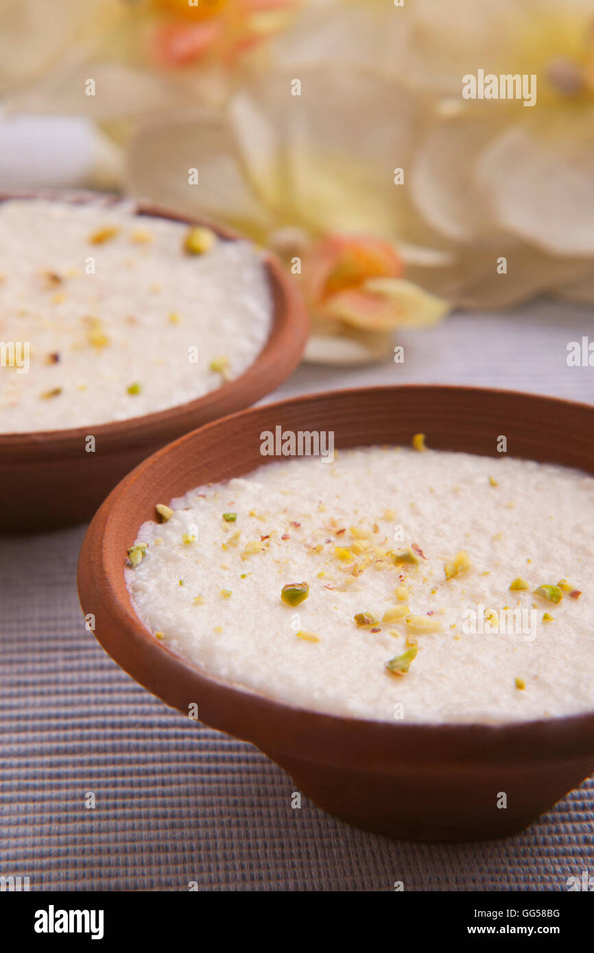 Giochi delle bocce di creta di phirni sul tavolo Foto Stock