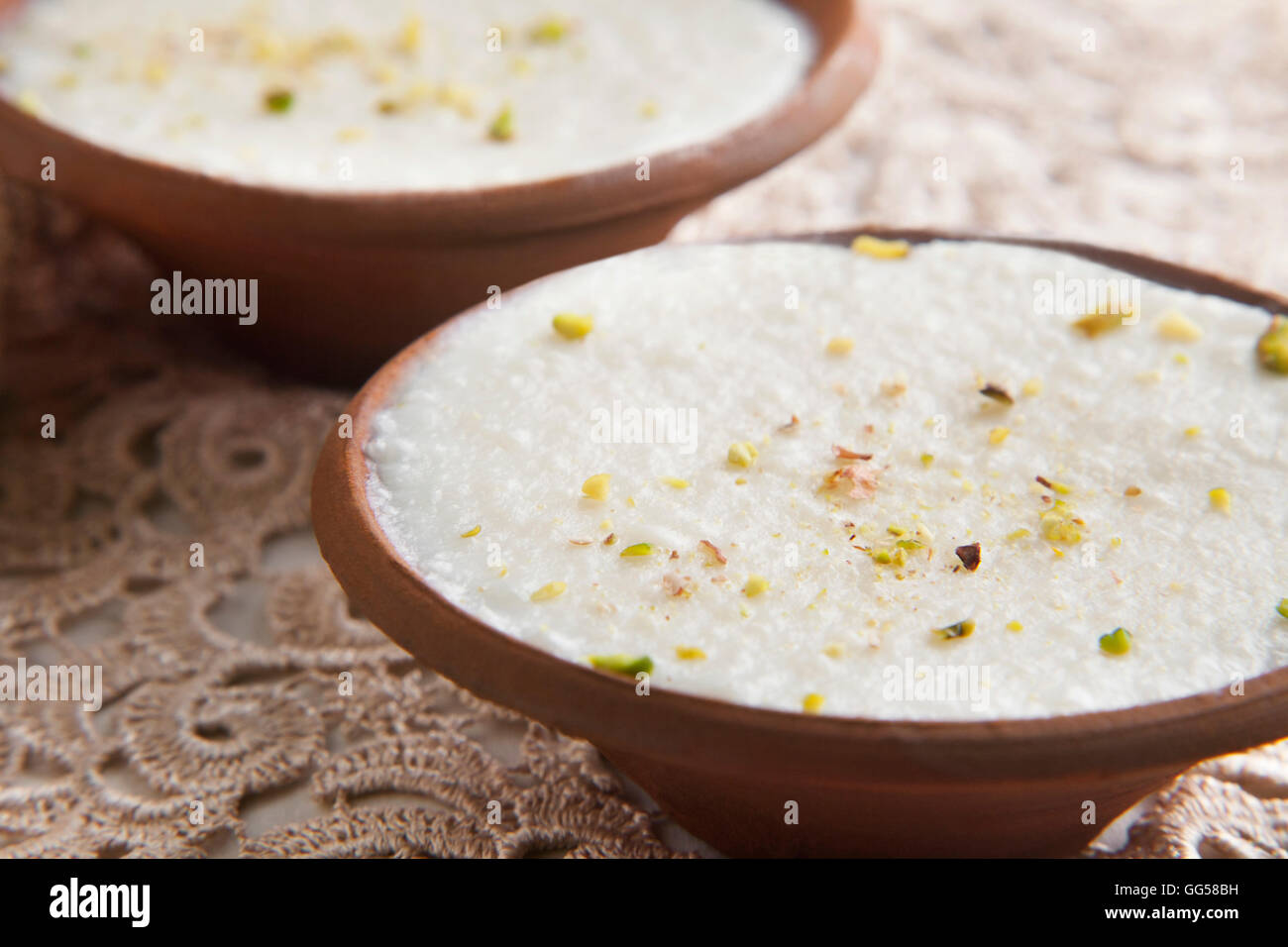Close-up di phirni servita in ciotole sul tavolo Foto Stock
