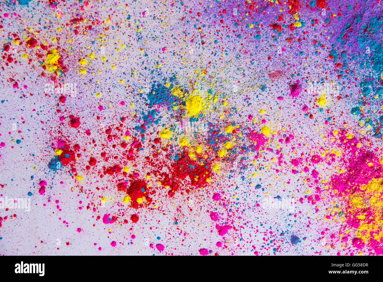 Colorate di vernice in polvere distribuito su sfondo bianco Foto Stock