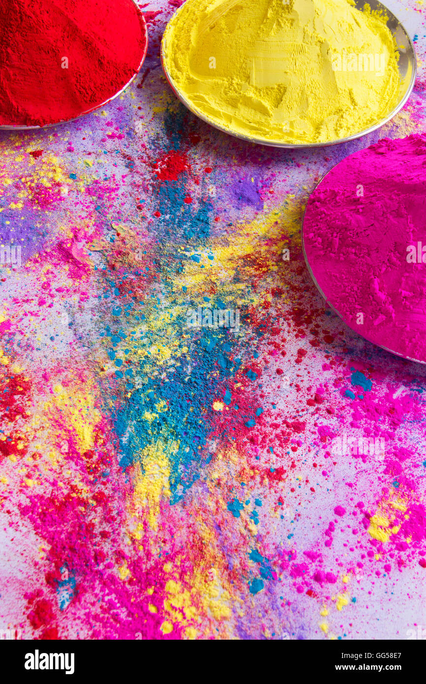 Contenitori di vernice in polvere durante Holi festival Foto Stock