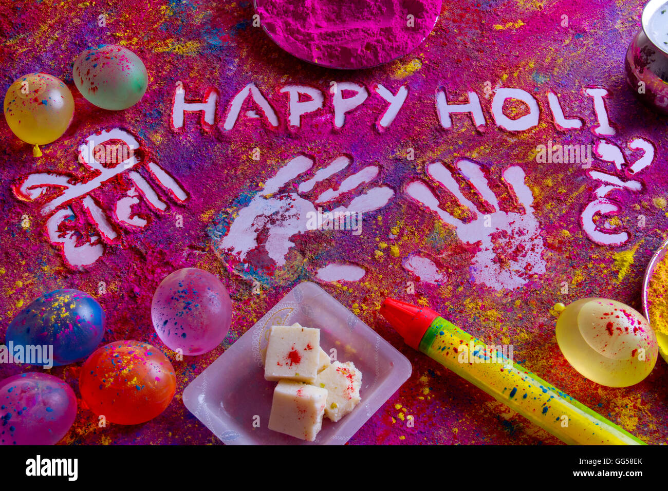 Squirt gun, acqua bombe, cibo dolce e colorata Holi accensione rangoli Foto Stock