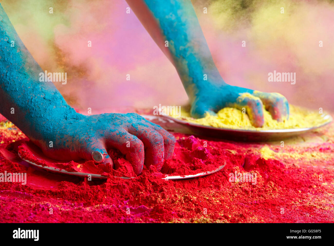 Close-up di mani di vernici in polvere durante Holi festival Foto Stock