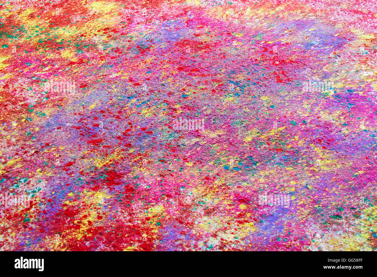 Full frame shot colorata di vernice in polvere sparsi sul pavimento Foto Stock