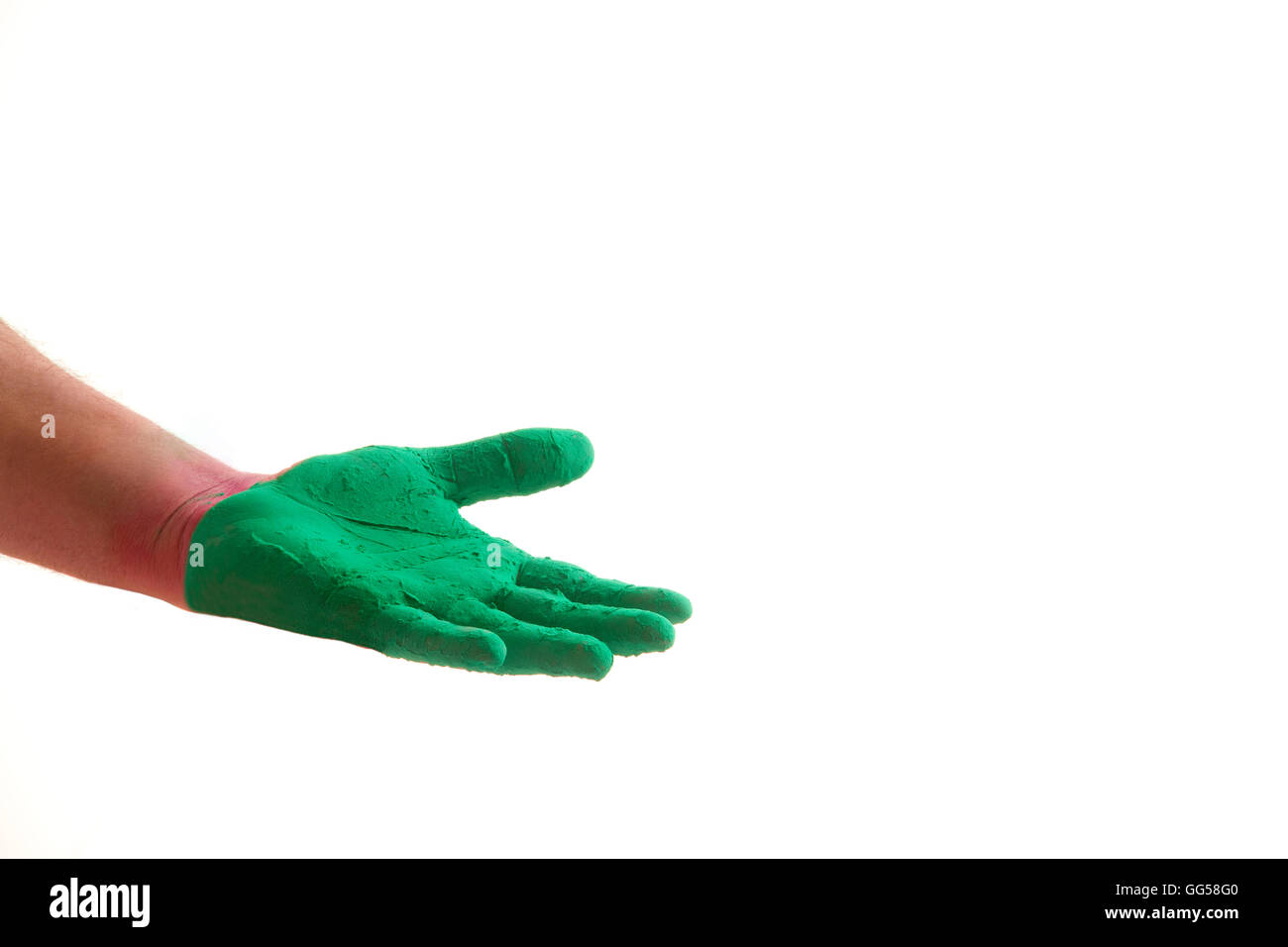 Stretta di mano con energia verde vernice durante Holi festival su sfondo bianco Foto Stock