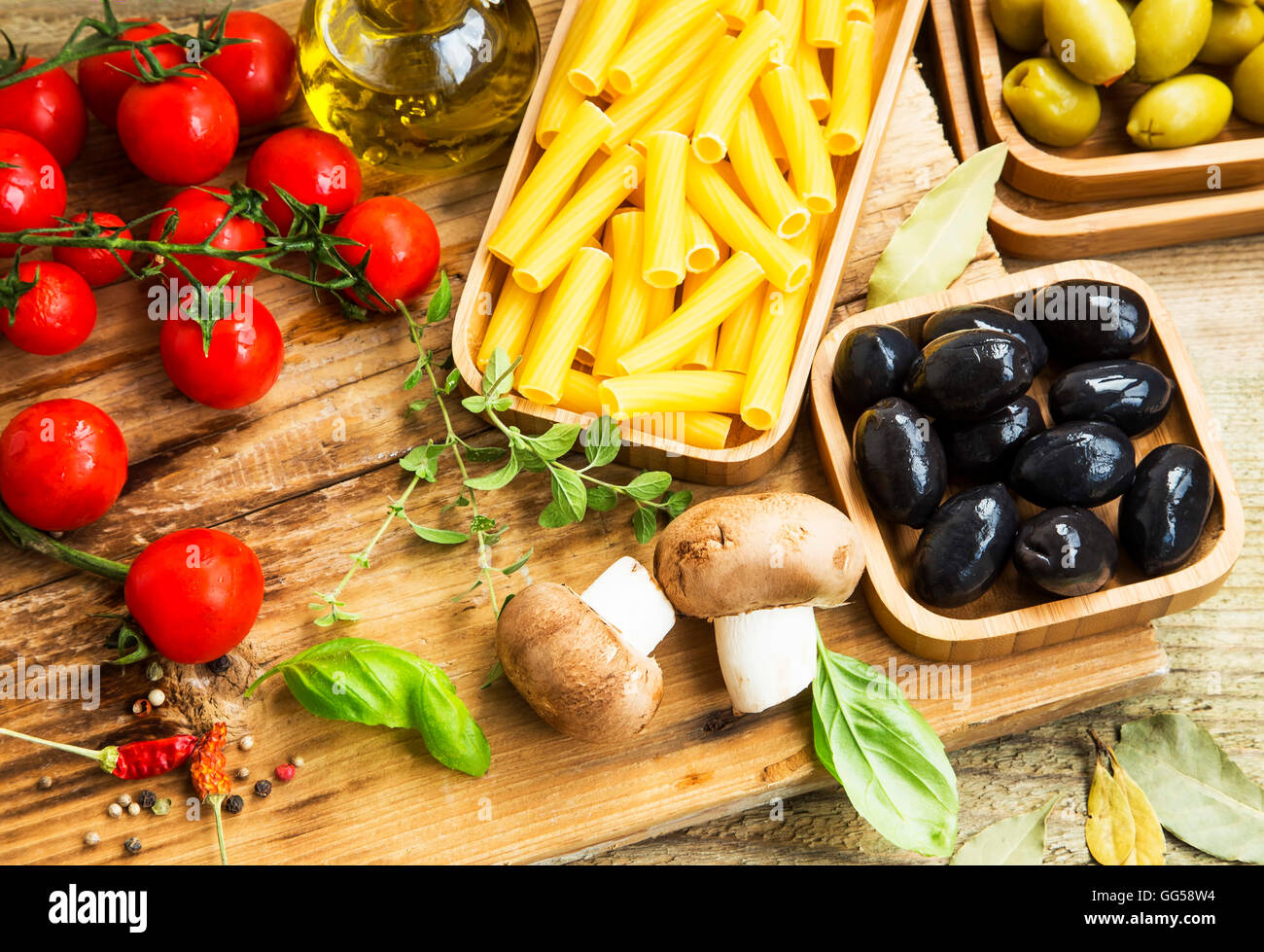 Gustosa la pasta italiana ingredienti con funghi, pomodori, olive, erbe e spezie Foto Stock