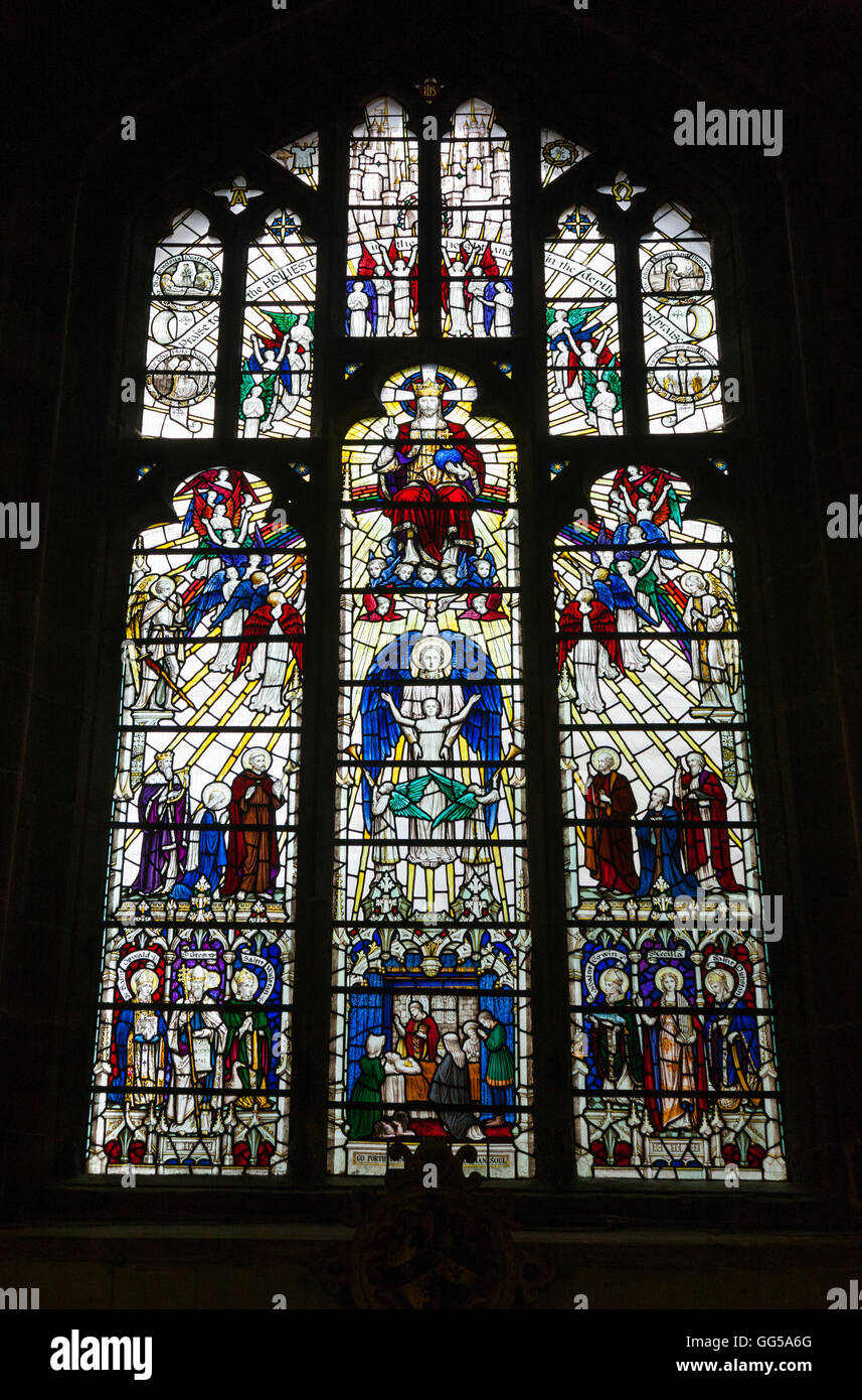 Elgar Memorial finestra nella cattedrale di Worcester, Worcestershire. Regno Unito. È stato progettato da Archibald Nicholson. Foto Stock