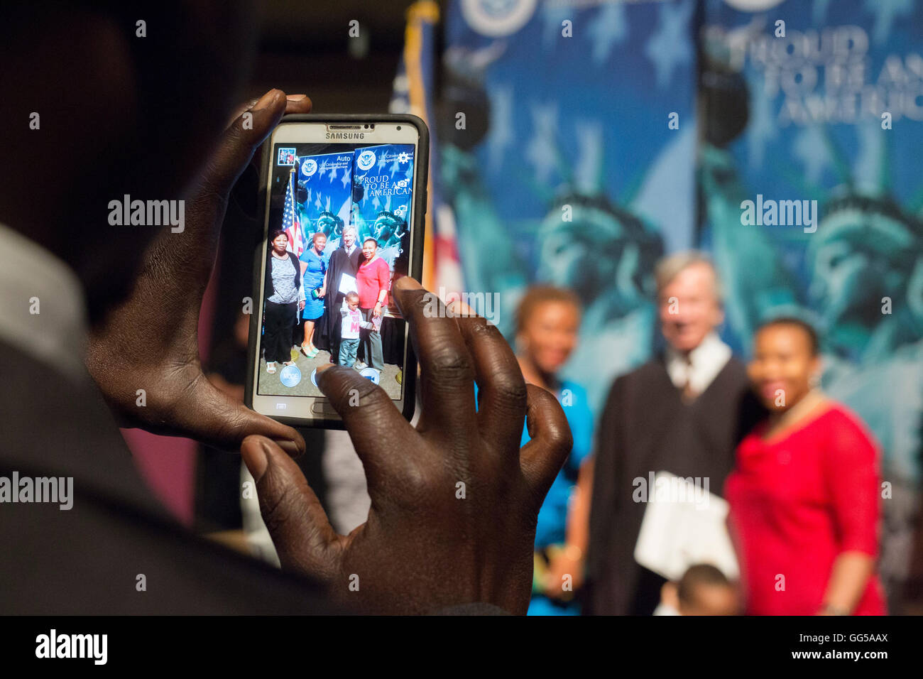 Nuovo i cittadini degli Stati Uniti e i membri della famiglia posa per una foto con il giudice dopo la cerimonia di naturalizzazione in San Antonio Texas Foto Stock