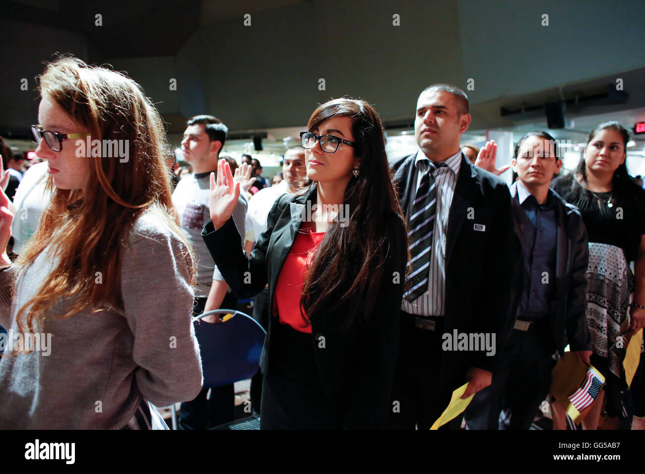Nuovo i cittadini degli Stati Uniti fare il giuramento di fedeltà come essi sono prestato giuramento nel corso di una cerimonia di naturalizzazione in San Antonio Foto Stock